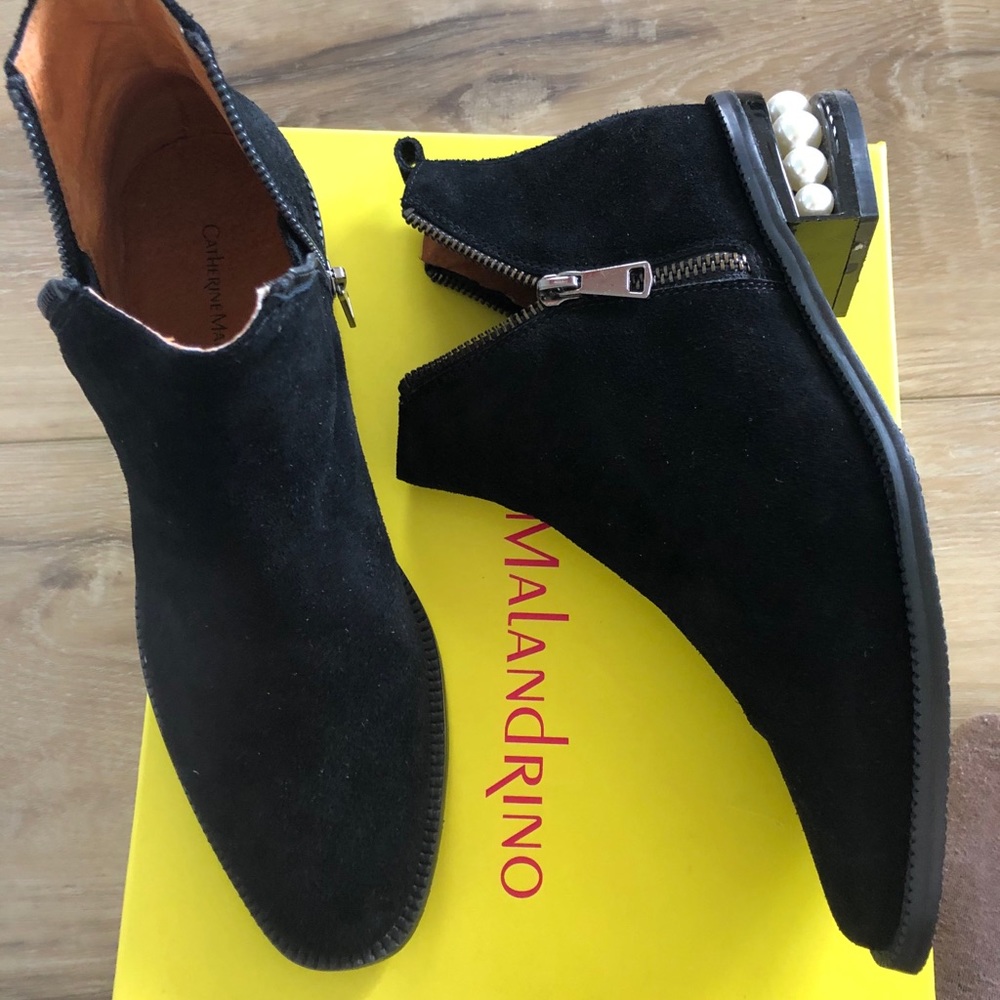 Suede ankle boots with pearl detail in heel